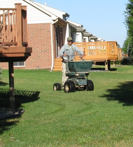 Lawn Fertilizing-Stand-on; Photo: Noah Dolce